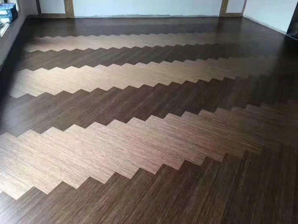 總覺得家里地板鋪設(shè)的沒新意？干脆換成魚骨拼，自帶“大氣”