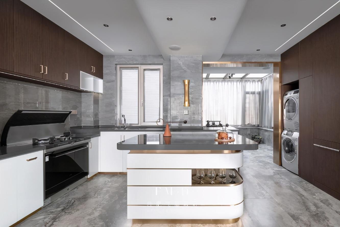 廚房帶有陽(yáng)臺(tái)別浪費(fèi)了，并入空間可大一倍，做洗衣間更方便美觀