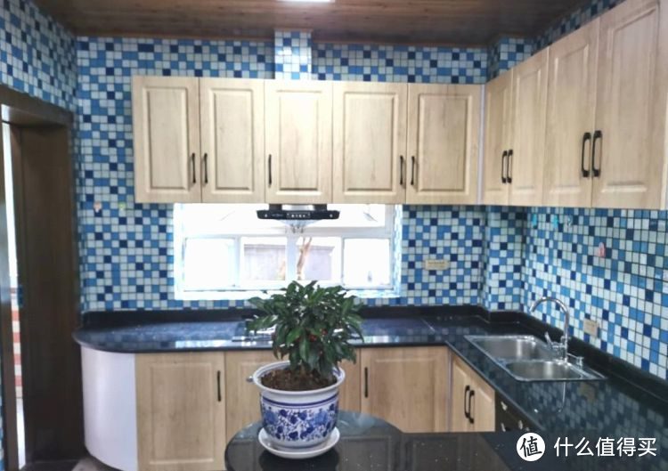 136㎡錯層大四房，優(yōu)雅的新中式裝修，衣柜里面裝廁所，誰見過？