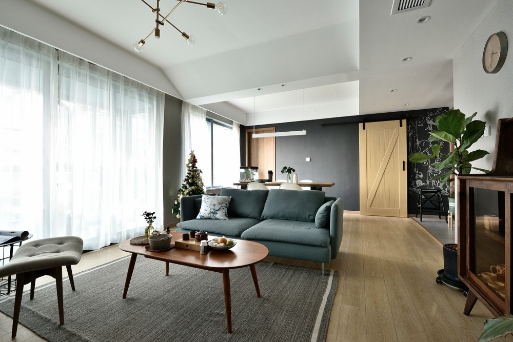 客廳窗簾裝修效果圖這個陽臺太強(qiáng)大，兼顧養(yǎng)花、擼貓北歐極簡客廳設(shè)計圖片賞析