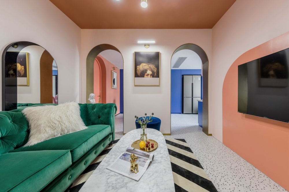 客廳沙發(fā)裝修效果圖老破小變身時髦公寓，最「好色」潮流混搭客廳設(shè)計(jì)圖片賞析