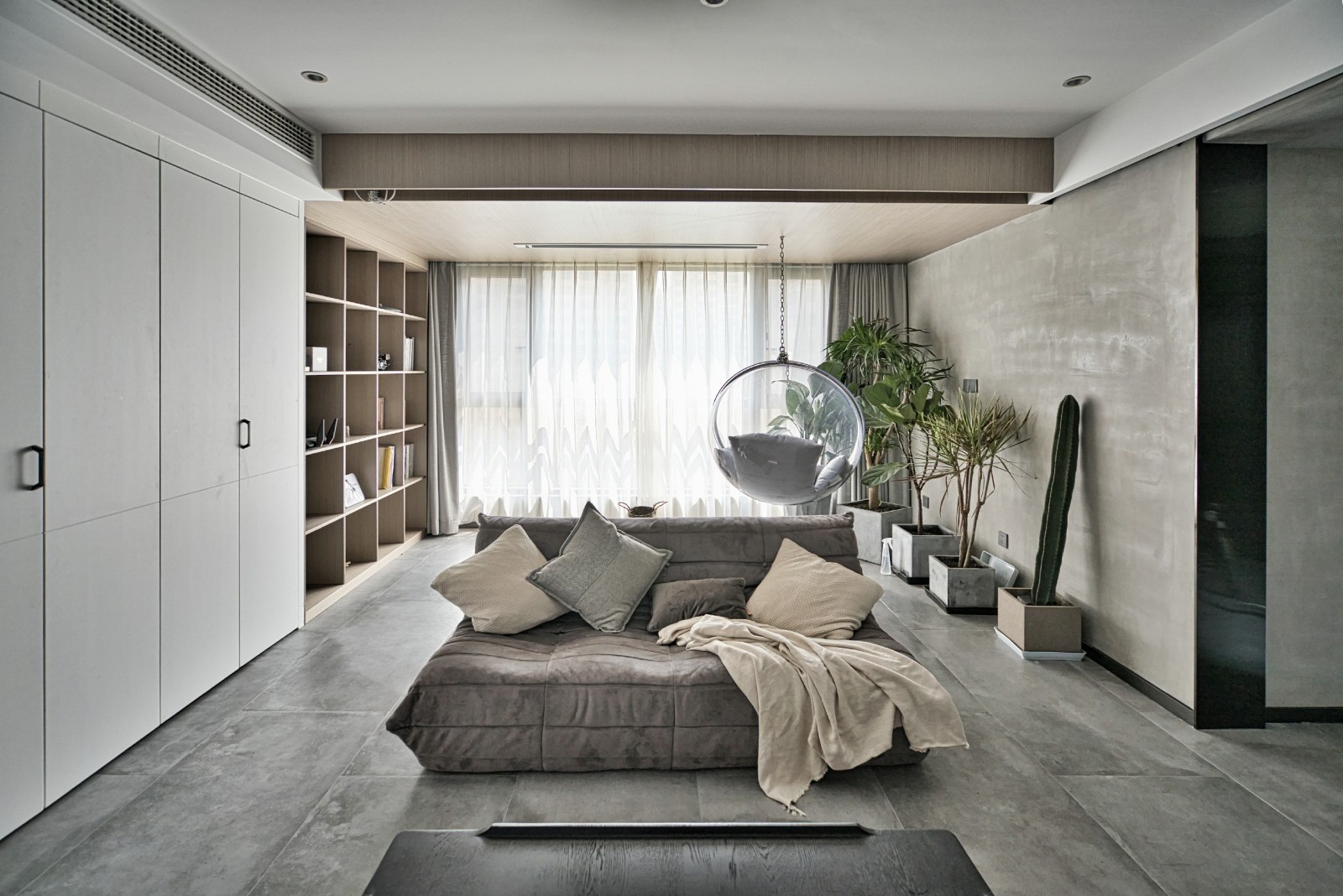 客廳沙發(fā)裝修效果圖水泥灰極簡風，像極了一個純凈而潮流混搭客廳設計圖片賞析