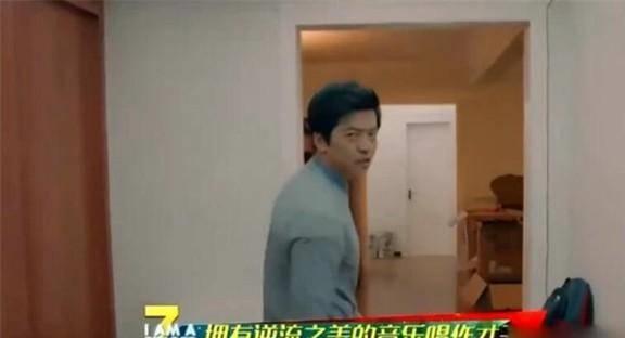 參觀清華才子李健的家，裝修樸素不追求豪華，客廳只放一個(gè)大書柜