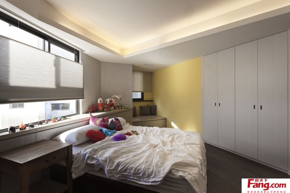 她家現(xiàn)代輕奢風(fēng)，簡(jiǎn)約大方又高級(jí)，尤其是客廳，比樣板房還漂亮