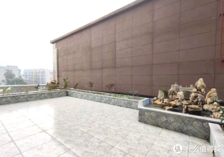 擠破頭買(mǎi)了這套100㎡小三房，送超大平臺(tái)花園，比房子大了一倍