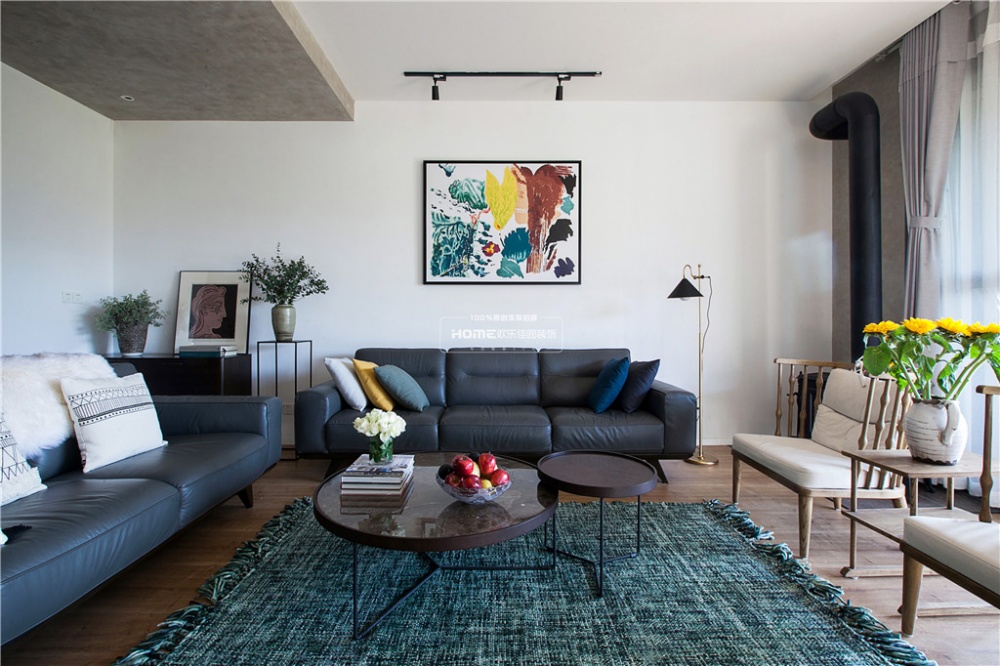 客廳窗簾裝修效果圖水泥墻+原木風(fēng)，這個北歐不一樣北歐極簡客廳設(shè)計圖片賞析