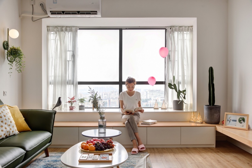 客廳木地板裝修效果圖改造一堵墻，白色+原木配色的家北歐極簡客廳設(shè)計圖片賞析