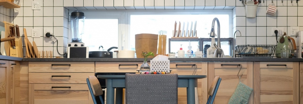 餐廳櫥柜裝修效果圖原木與灰綠撞色，一張方桌讓廚房潮流混搭廚房設(shè)計(jì)圖片賞析